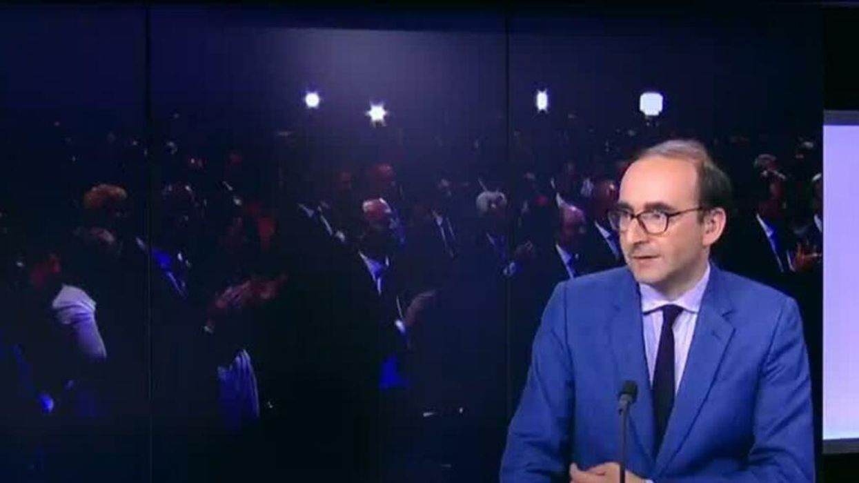 Everyone wants to hang out in the Queen's super-cosy living room