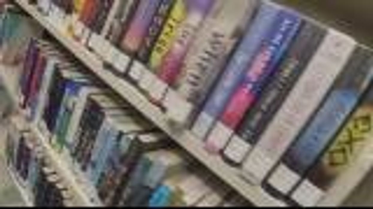 Struggling crime novelist becomes overnight best-seller thanks to his daughter