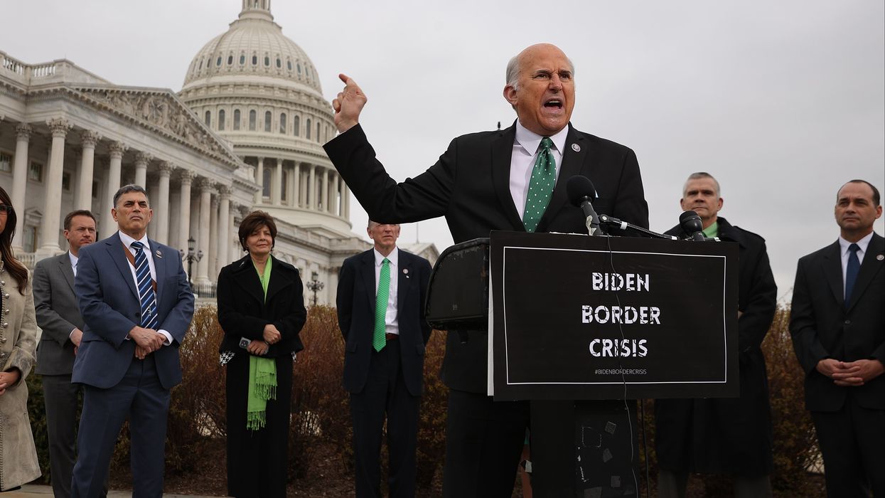 Louie Gohmert habla durante una conferencia de prensa frente al Capitolio de los Estados Unidos el 17 de marzo de 2021 en Washington, DC.