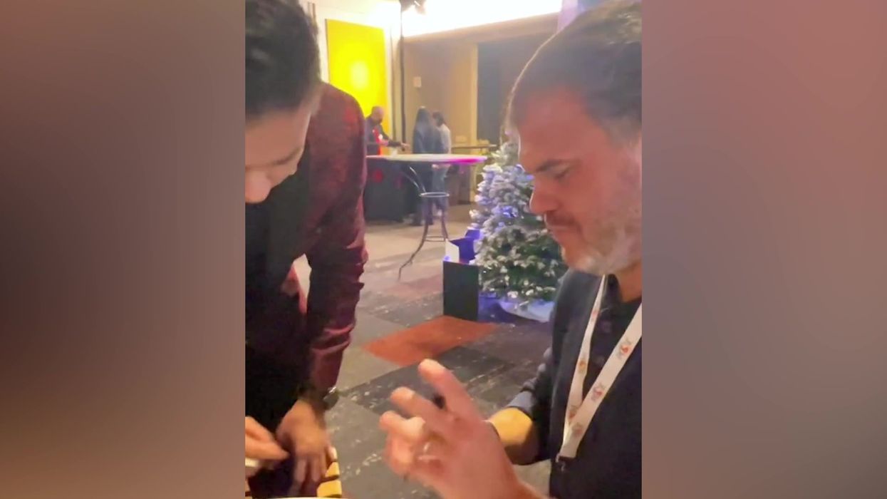 Magician helps blind man experience magic for the first time and it's super impressive