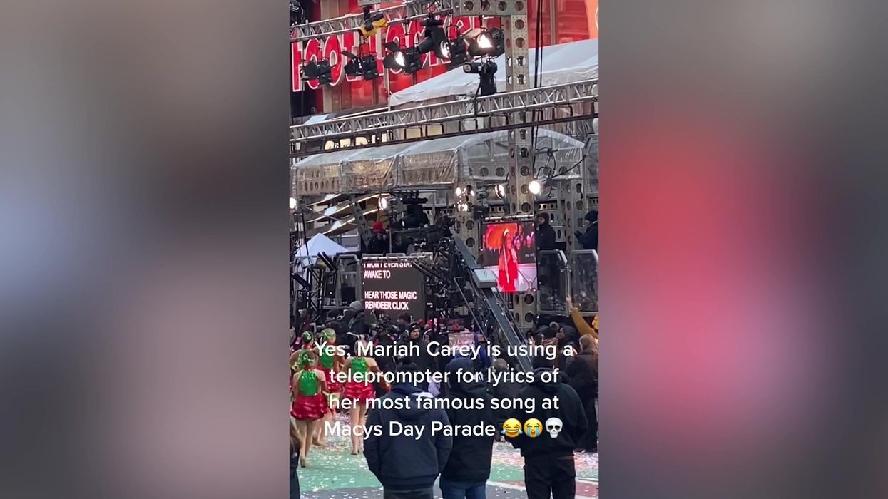 Mariah Carey still uses a teleprompter for the 'All I Want For Christmas' lyrics