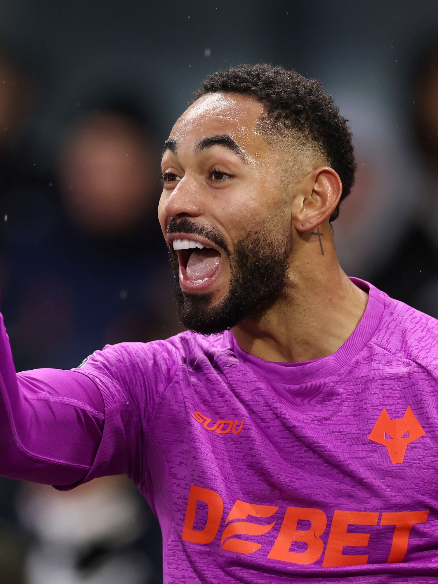 Matheus Cunha of Wolverhampton Wanderers celebrates scoring his team's first goal during the Premier League match between Fulham FC and Wolverhampton Wanderers FC at Craven Cottage on November 23, 2024 in London, England