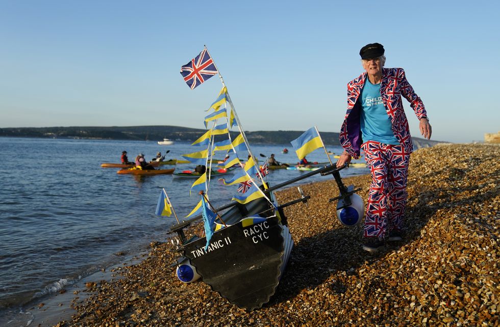 Retired major rows to Isle of Wight in home-made tin boat for Ukraine charity