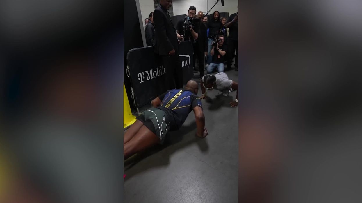 Watch MMA's first legless fighter smash UFC champion at push-up contest