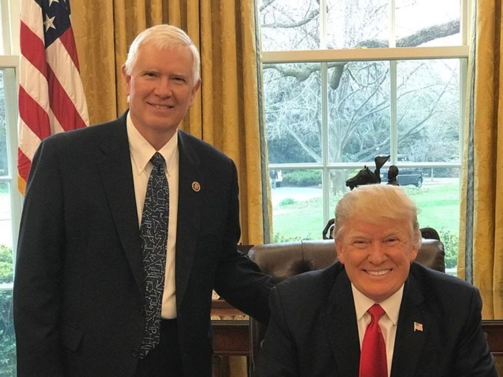 <p>Mo Brooks (left) with former president Donald Trump</p>