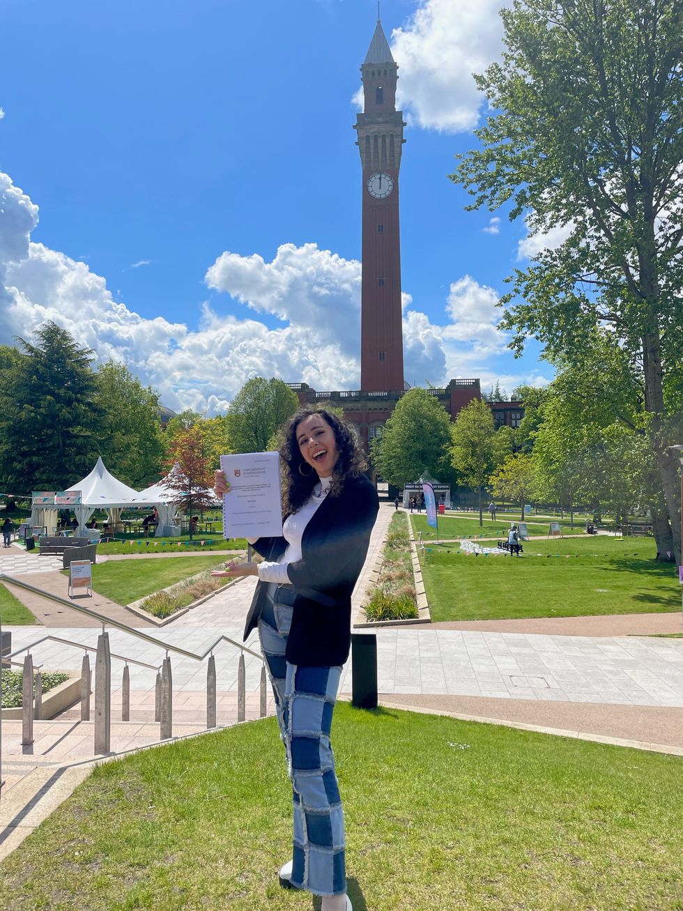 Molly Schiller holds her dissertation at the University of Birmingham