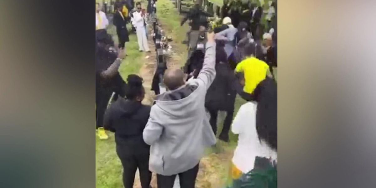 Mourners celebrate loved one by throwing huge graveyard rave | indy100