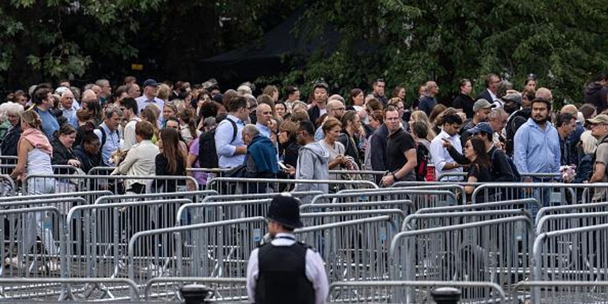 Govt website tells people to join back of Queen queue ... in California ...