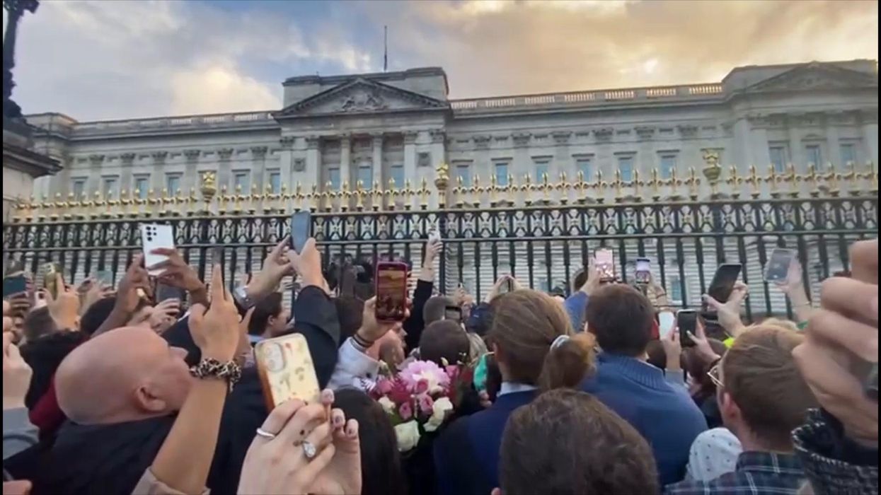 Crowd sings national anthem outside Buckingham Palace following Queen's death