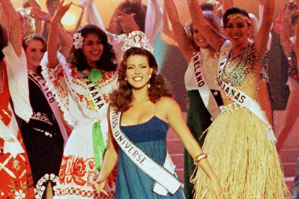 Mr Trump accuses Ms Clinton of helping Ms Machado become a US citizen to \u2018use her in the debate\u2019