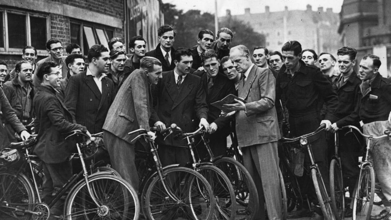 Mr Turner briefs prospective taxi drivers on bicycles at taxi school at Harleyford Street, Kennington. 14 October 1947. PICTURE: KEYSTONE/GETTY IMAGES