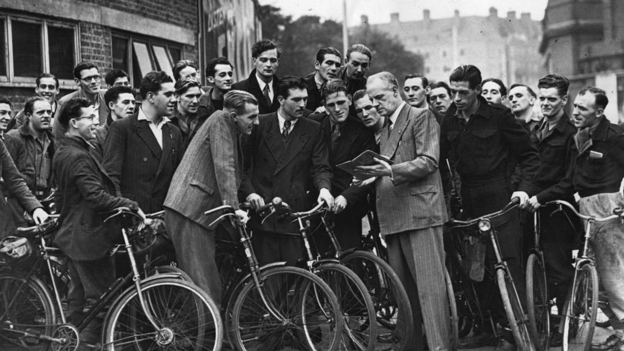 Mr Turner briefs prospective taxi drivers on bicycles at taxi school at Harleyford Street, Kennington. 14 October 1947. PICTURE: KEYSTONE/GETTY IMAGES