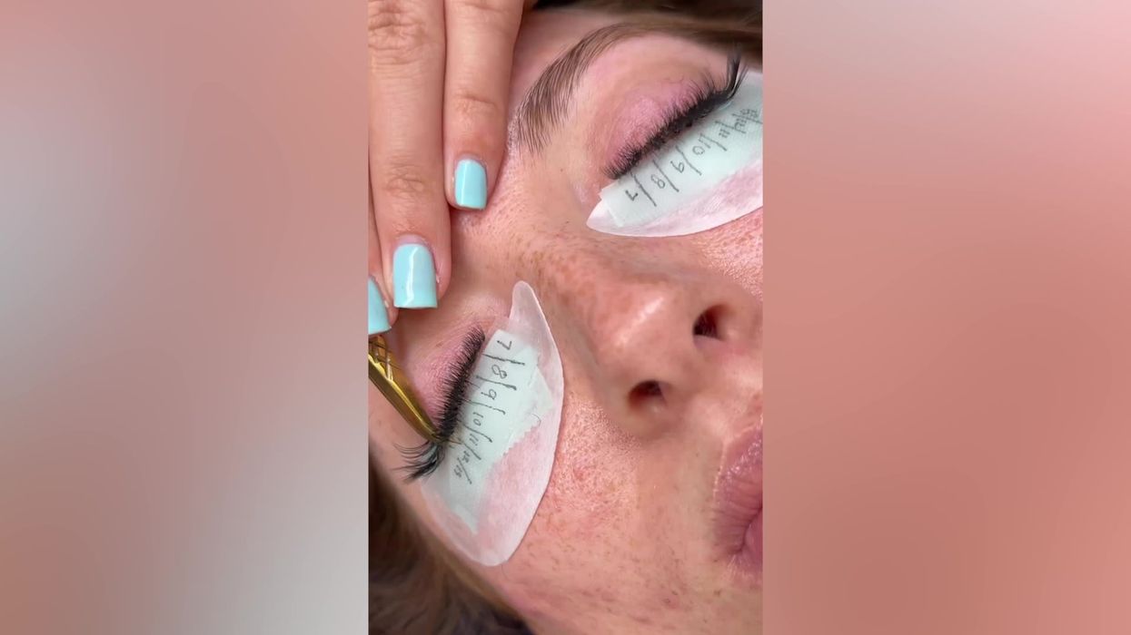 Mum-to-be has super creative gender reveal with lash technician