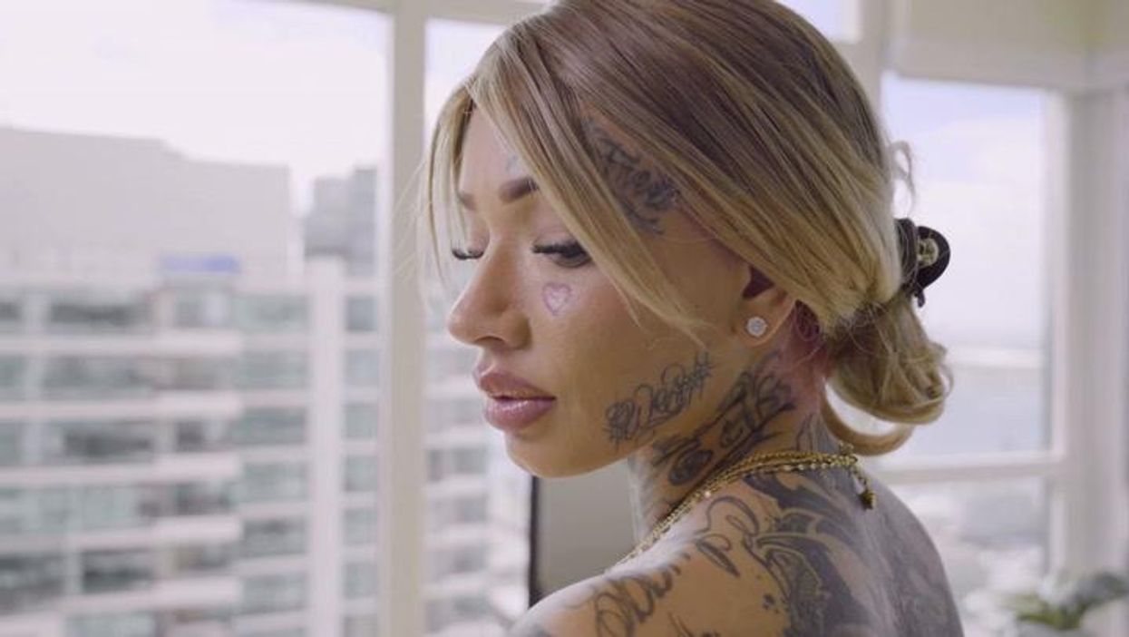 Expecting mum's beach photoshoot ruined after big wave 'wipes her out'