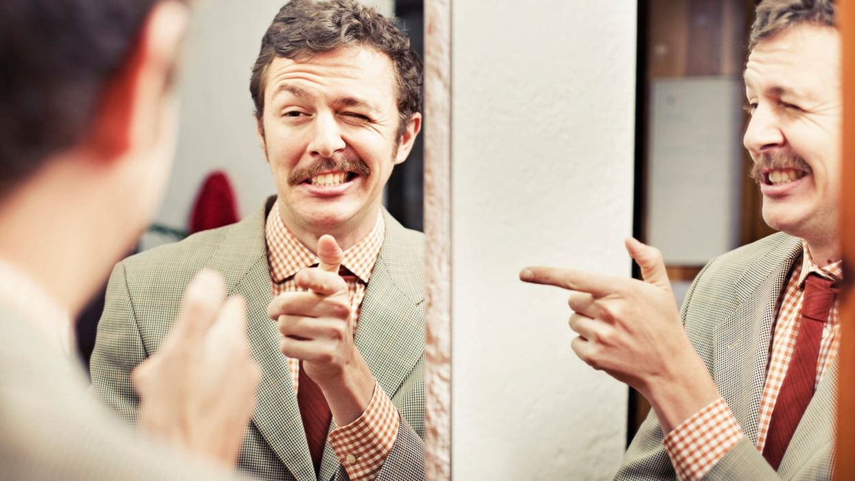 narcissist thumbs up in the mirror