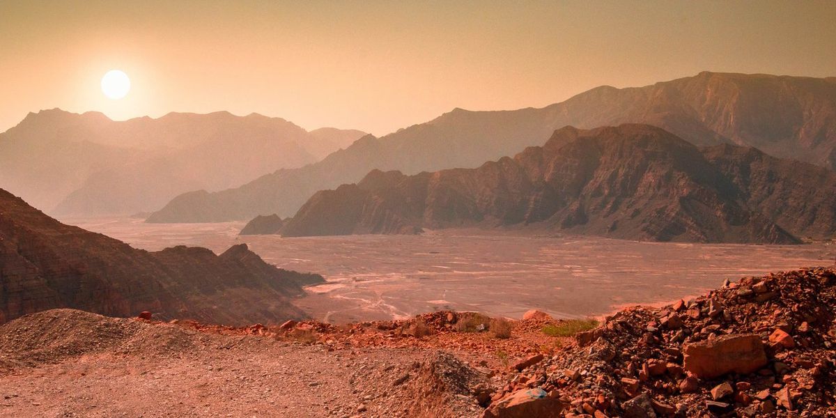Struktur poligonal aneh ditemukan terkubur di bawah permukaan Mars