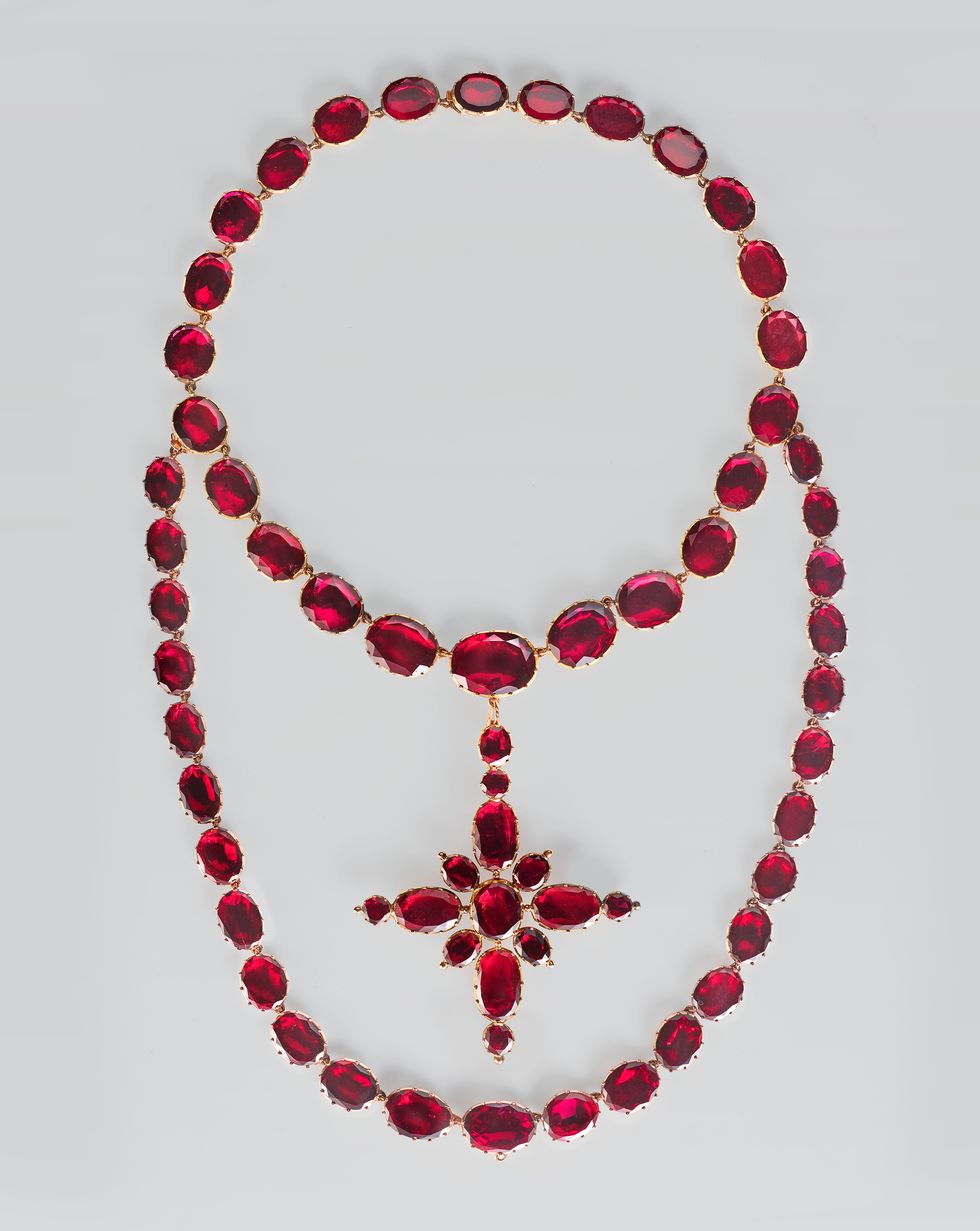 Necklace from Queen Charlotte\u2019s set of garnet jewels, dated from the late 18th century