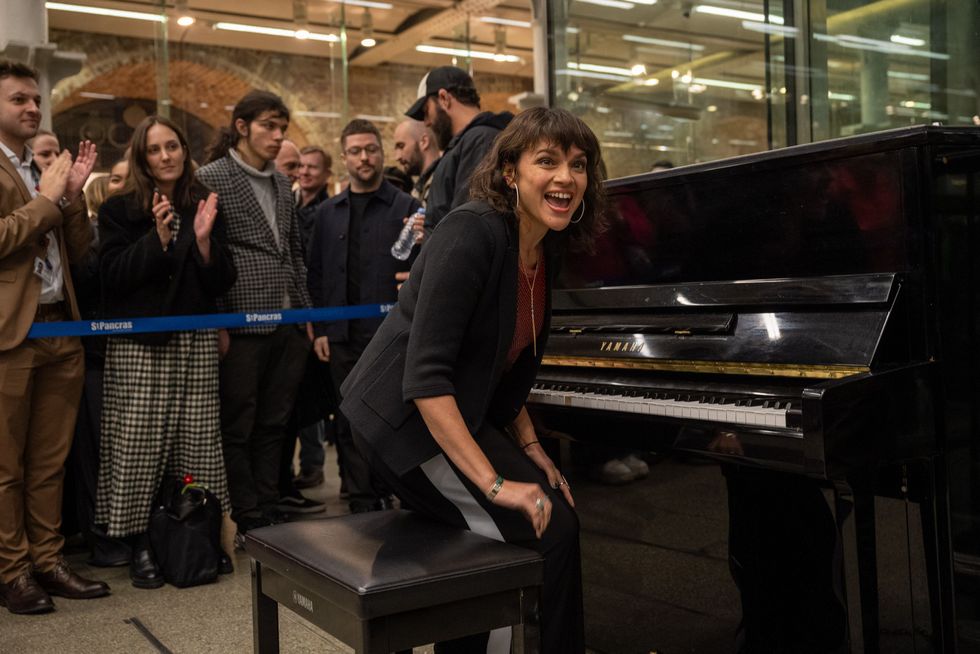 Norah Jones delights passers-by at St Pancras with piano performance