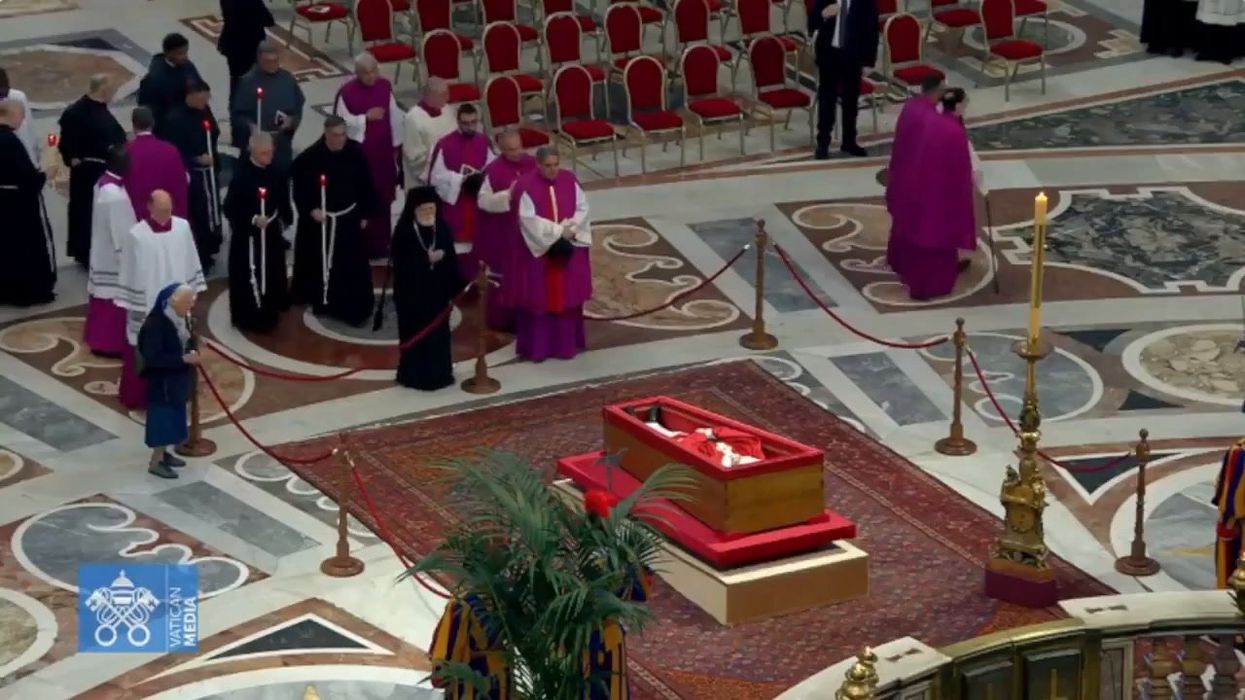 Nun breaks protocol to sob at Pope Francis's coffin