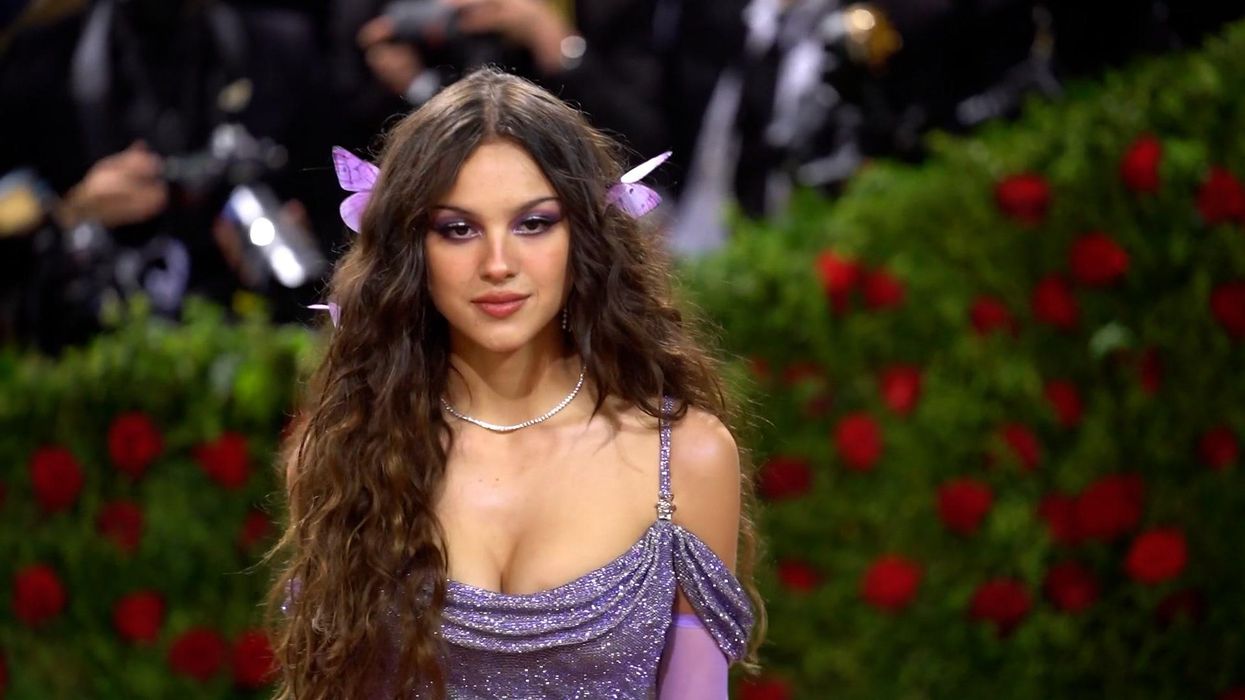 Dad mocked for burning daughter's $3,500 Olivia Rodrigo tickets because of vaccine requirement