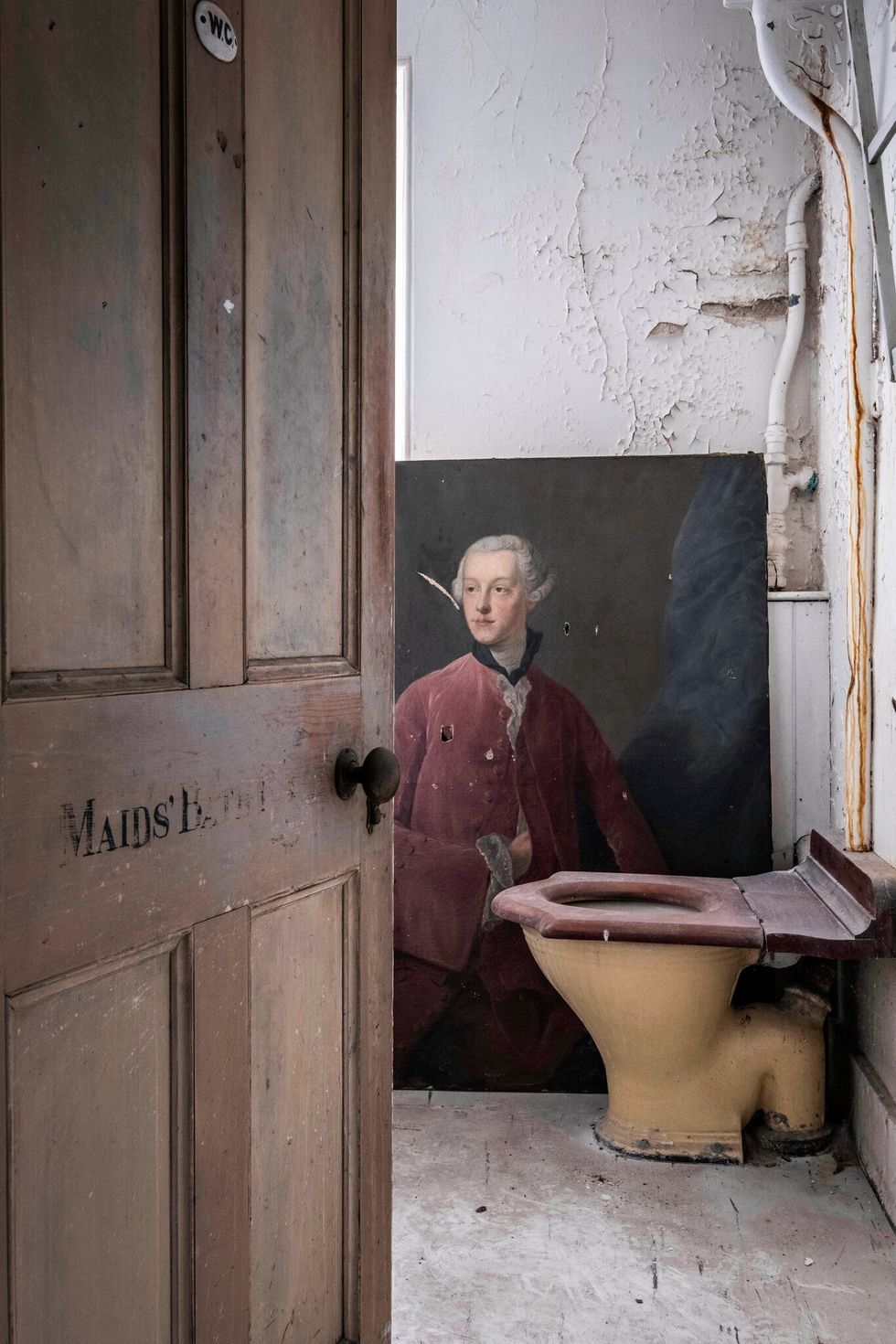 Painting in loo