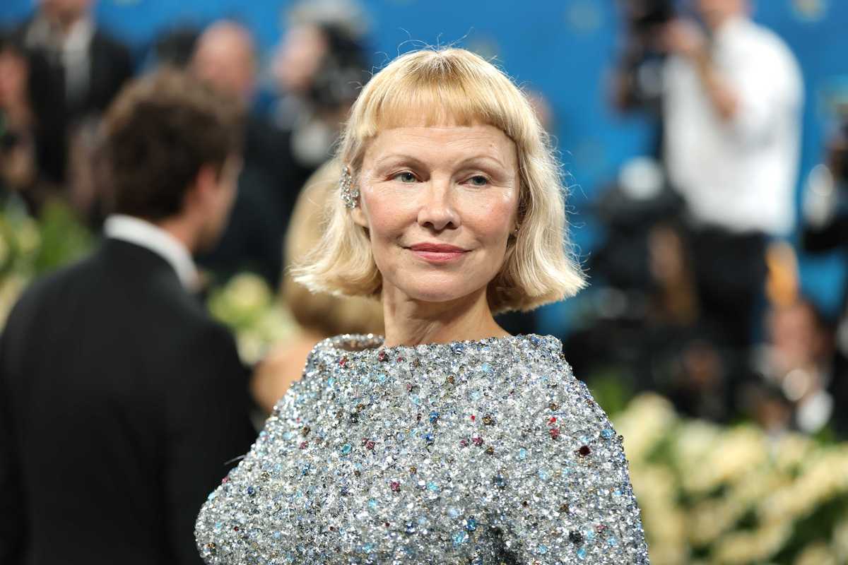 Pamela Anderson opens up on feeling 'yucky' near Seth Rogen at Golden Globes