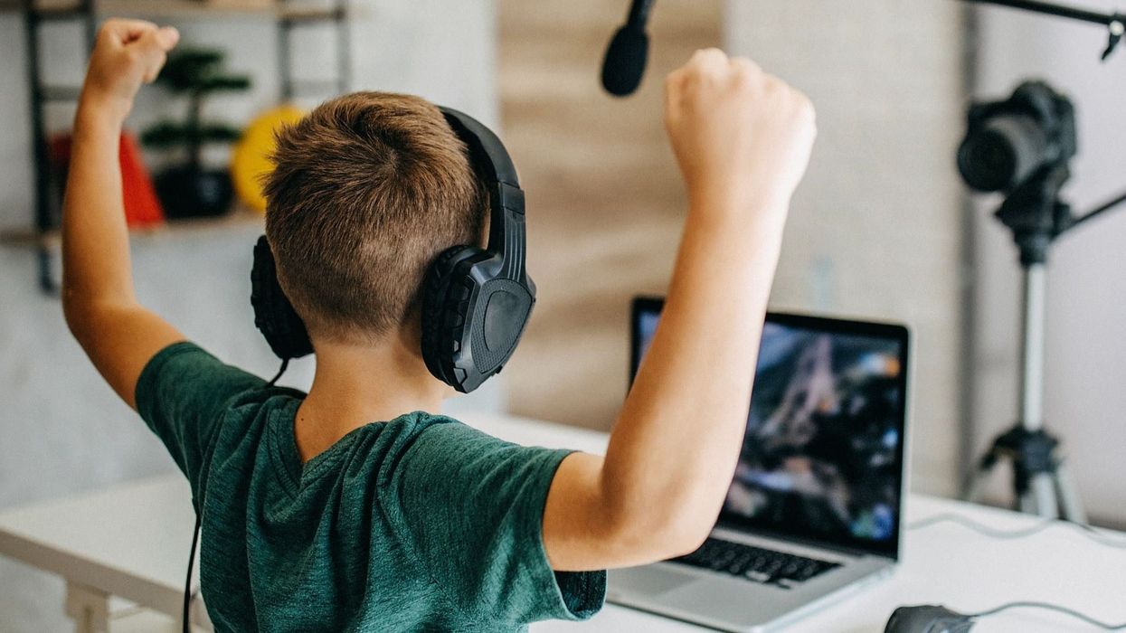 Influencer mum sparks backlash for staging 'fake beach day' for views: 'I feel so bad for the kid'