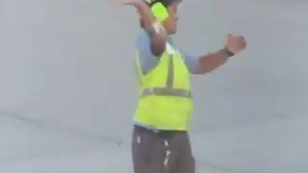 Passenger plays rock-paper-scissors with airline employee (Twitter)