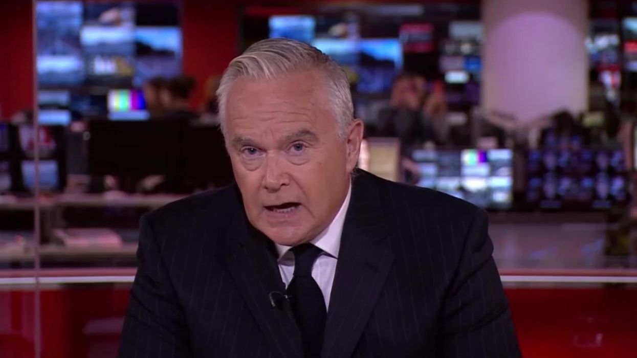 Viewers spot incident behind Huw Edwards that 'ruins' announcement of Queen's death