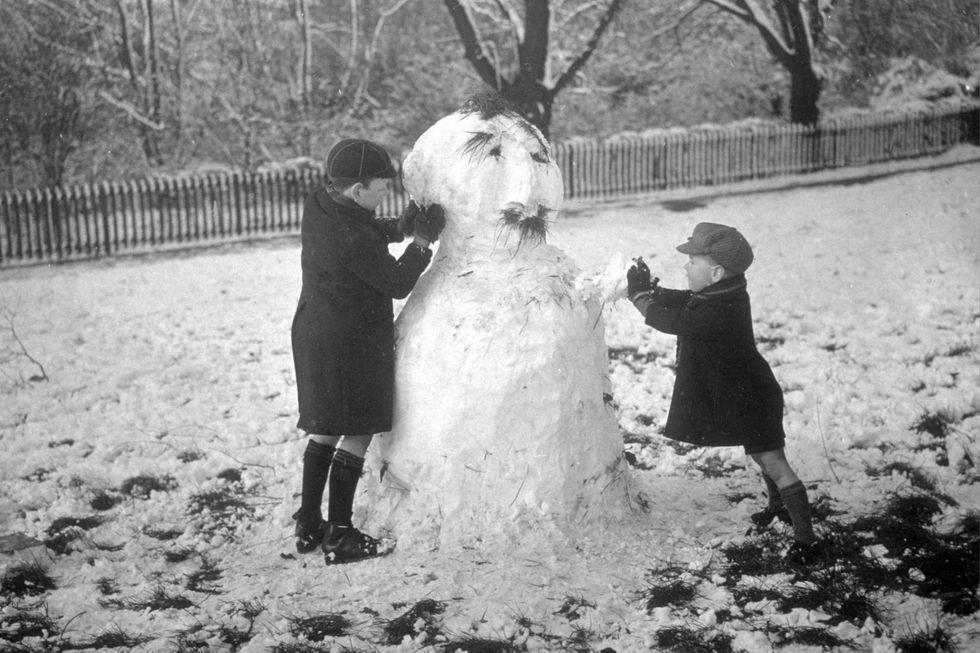 Picture: children making a snowman