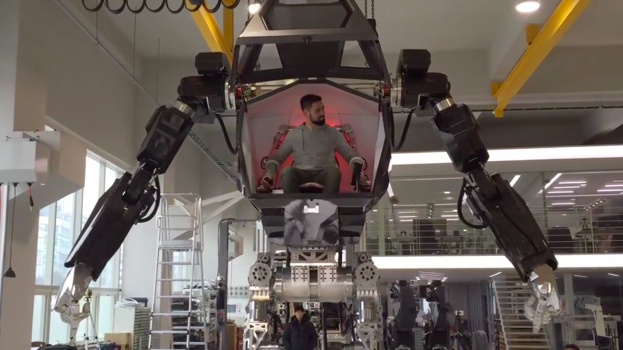 Любое ли управляемое устройство является роботом. Робот управляемый человеком. Роботы в промышленности. Роботы управляемые человеком изнутри. Робототехника управление роботом.