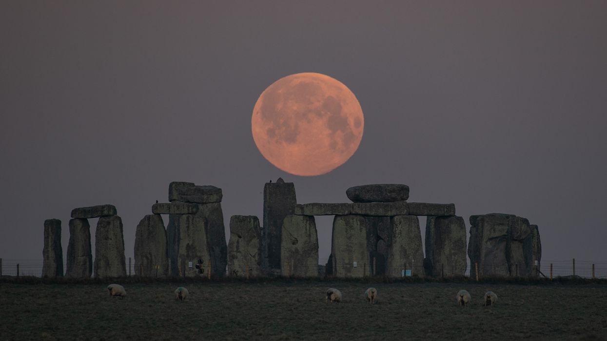 <p>“Pink” Supermoon over Stonehenge in Salisbury, UK last night.</p>