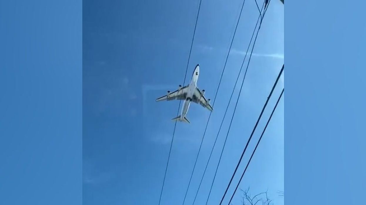 Video of plane not moving in the air sparks wild conspiracy theories