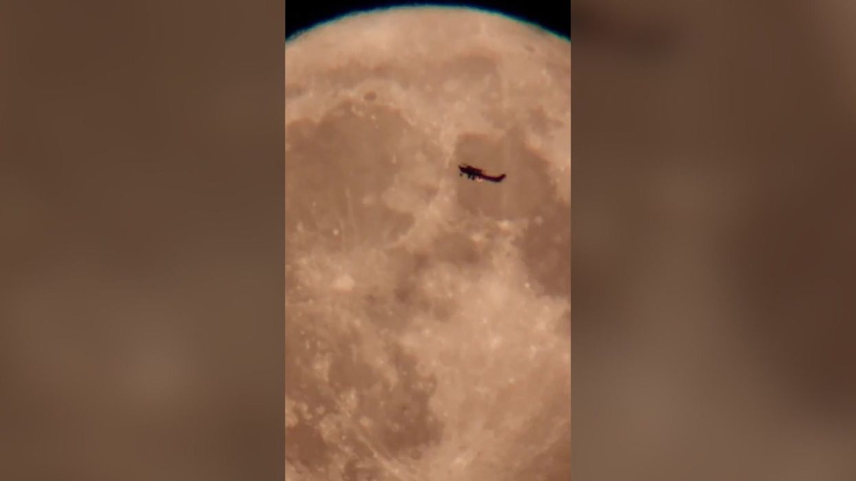 Supermoon completely dwarfs plane as it flies through Oregon skies in spectacular clip