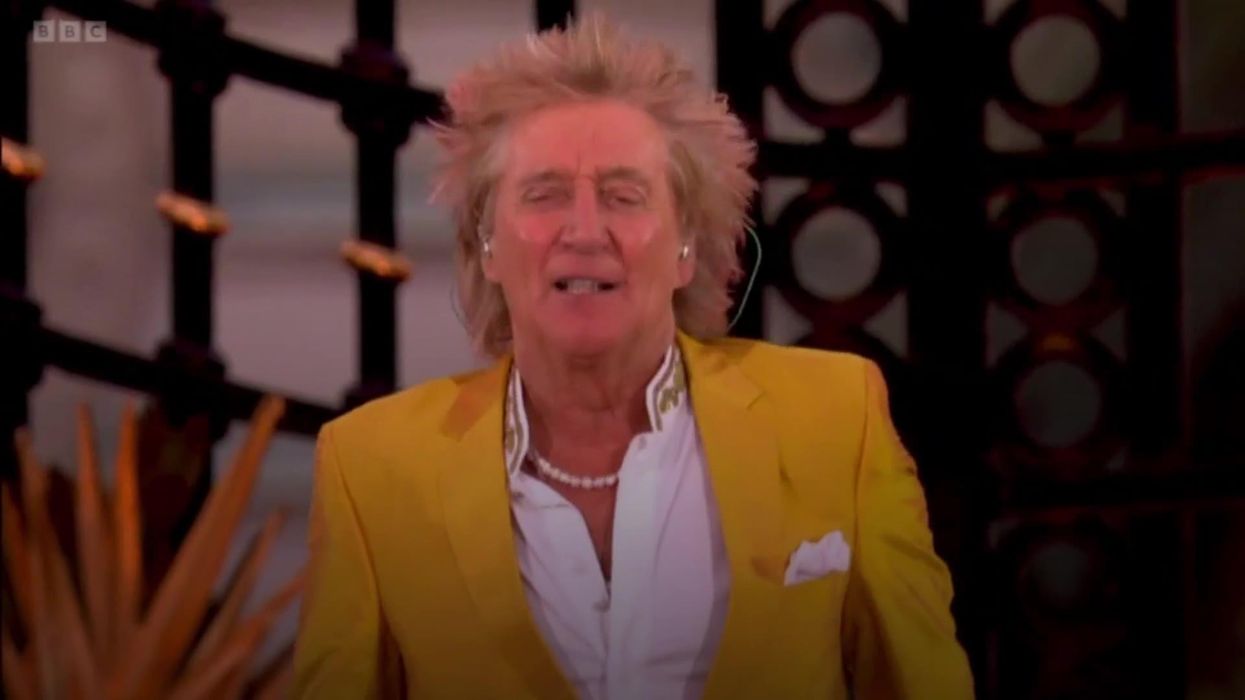 Completely unimpressed woman behind Prince William steals the show at the Platinum Party