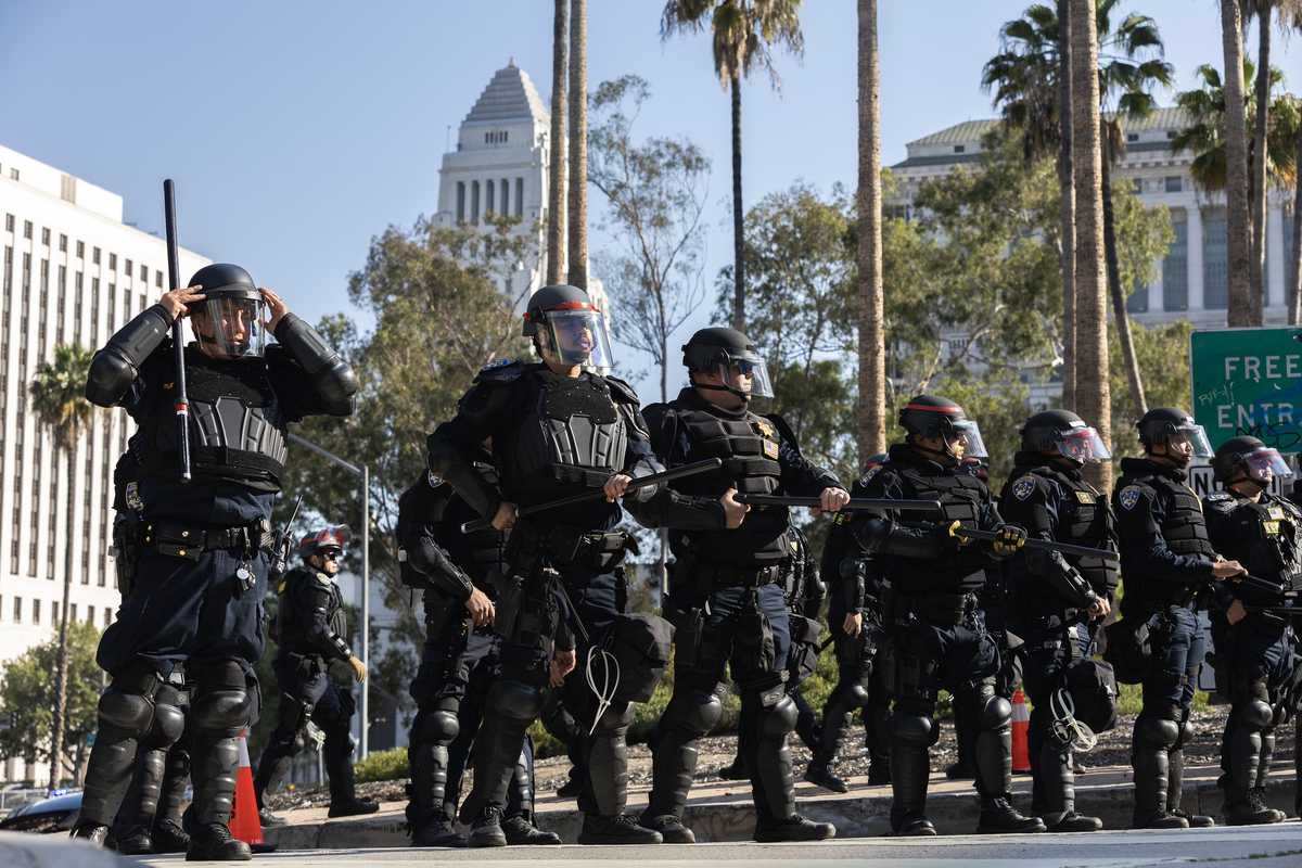 La Riots Tires LA protests in pictures: Sixth day of action against Trump's ...