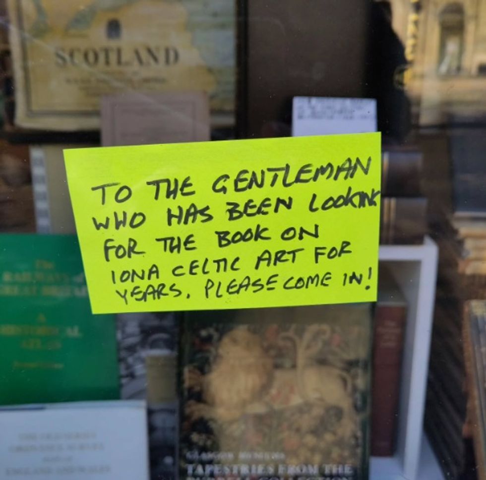 Post-it note in window