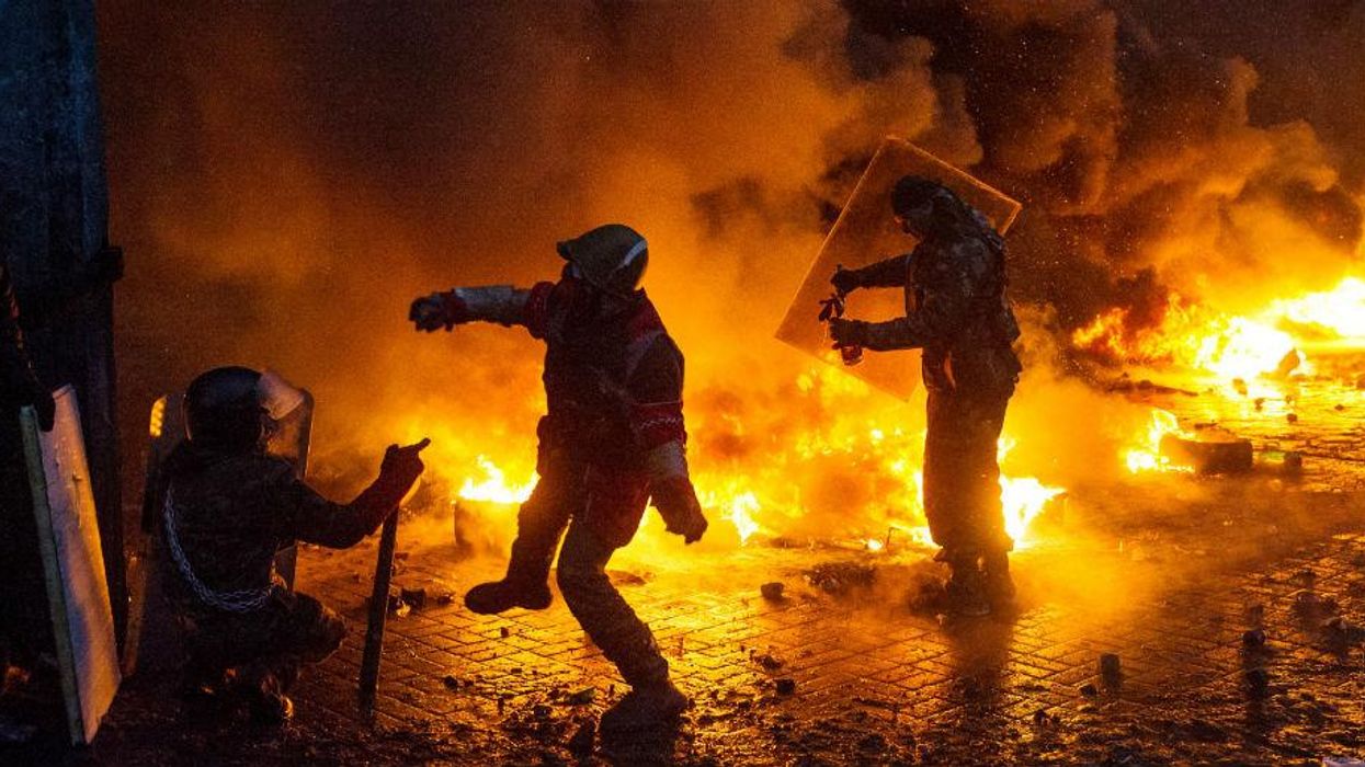 Protesters throw Molotov cocktails at police in Kiev, January 2014