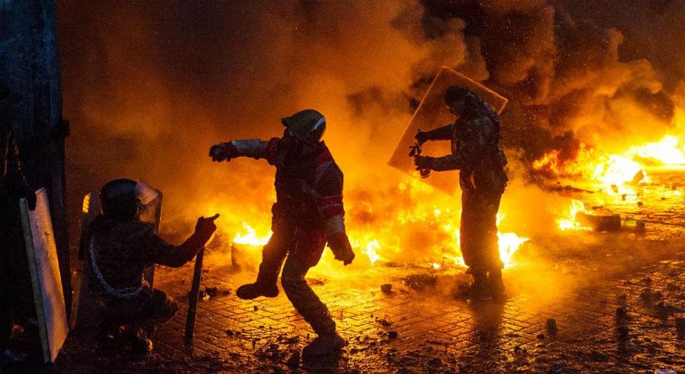 Protesters throw Molotov cocktails at police in Kiev, January 2014