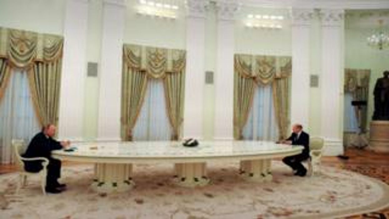 15 of the funniest memes about Putin's comically long meeting table
