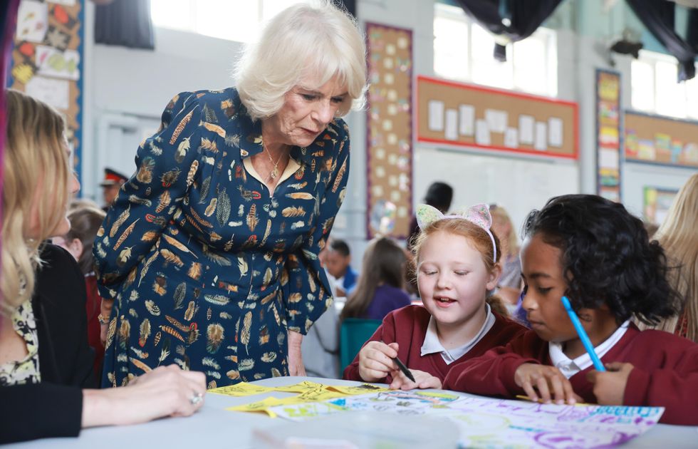 Queen joins pupils to draw cartoon version of her coronation crown