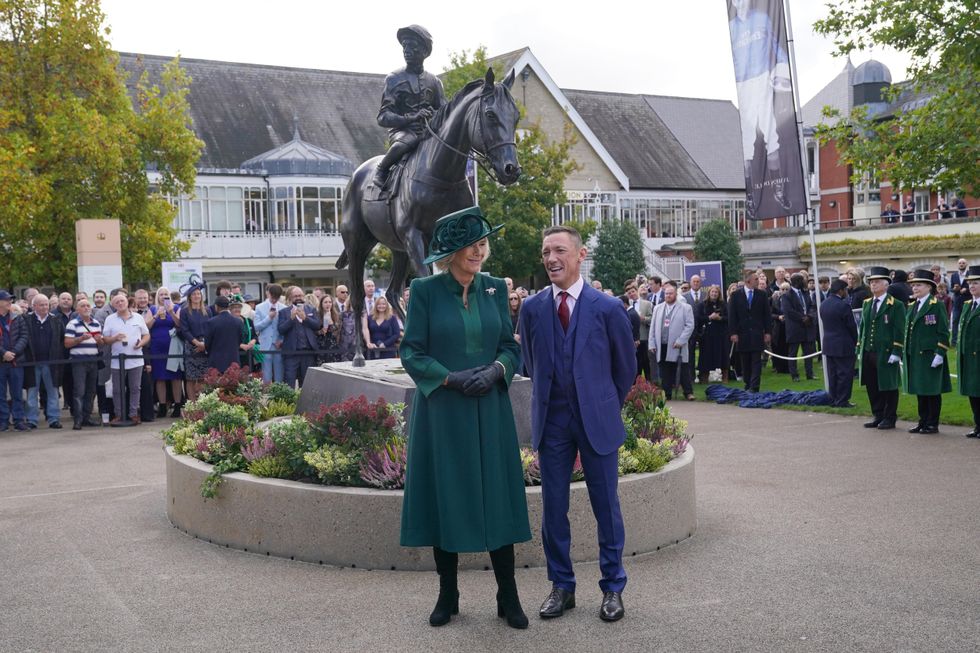 Queen unveils statue of Frankie Dettori at Ascot Racecourse