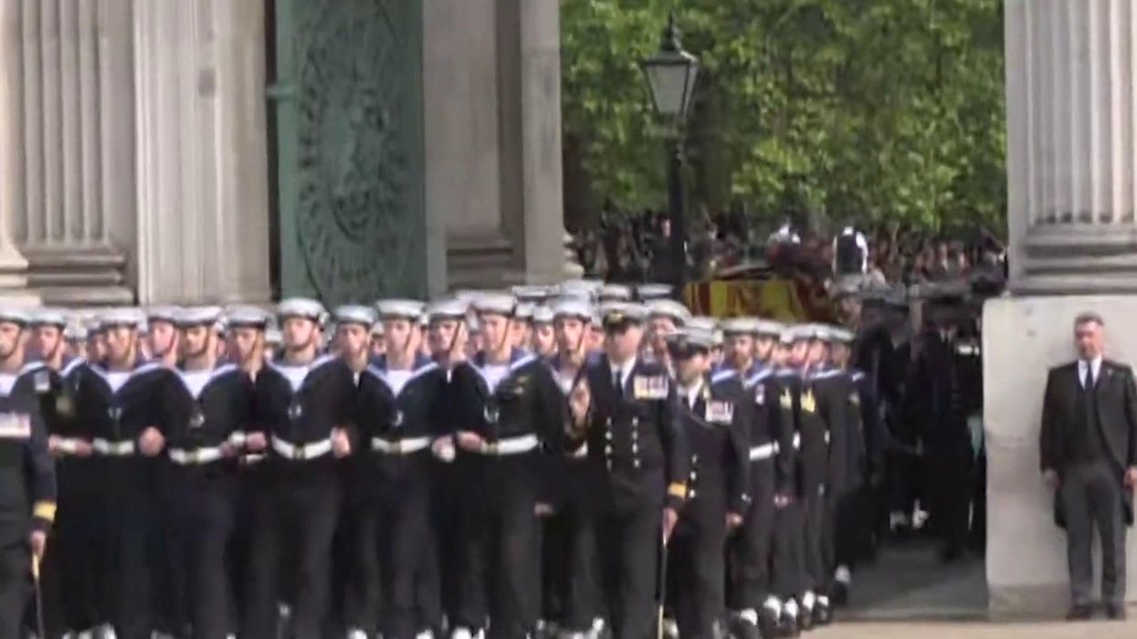 What do the Commonwealth gate flames represent?