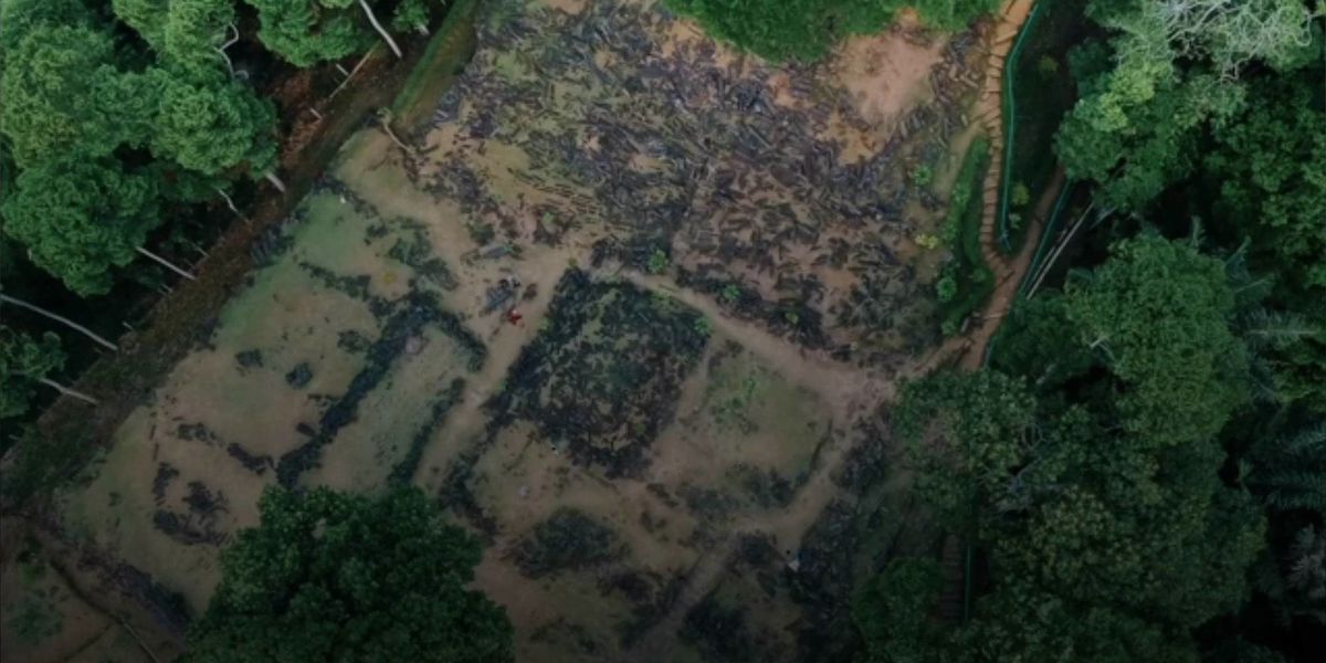 Para arkeolog mengatakan ‘piramida tertua di dunia’, yang dibangun 25.000 tahun lalu, bukanlah buatan manusia. Para arkeolog mengatakan ‘piramida tertua di dunia’, yang dibangun 25.000 tahun lalu, bukanlah buatan manusia.