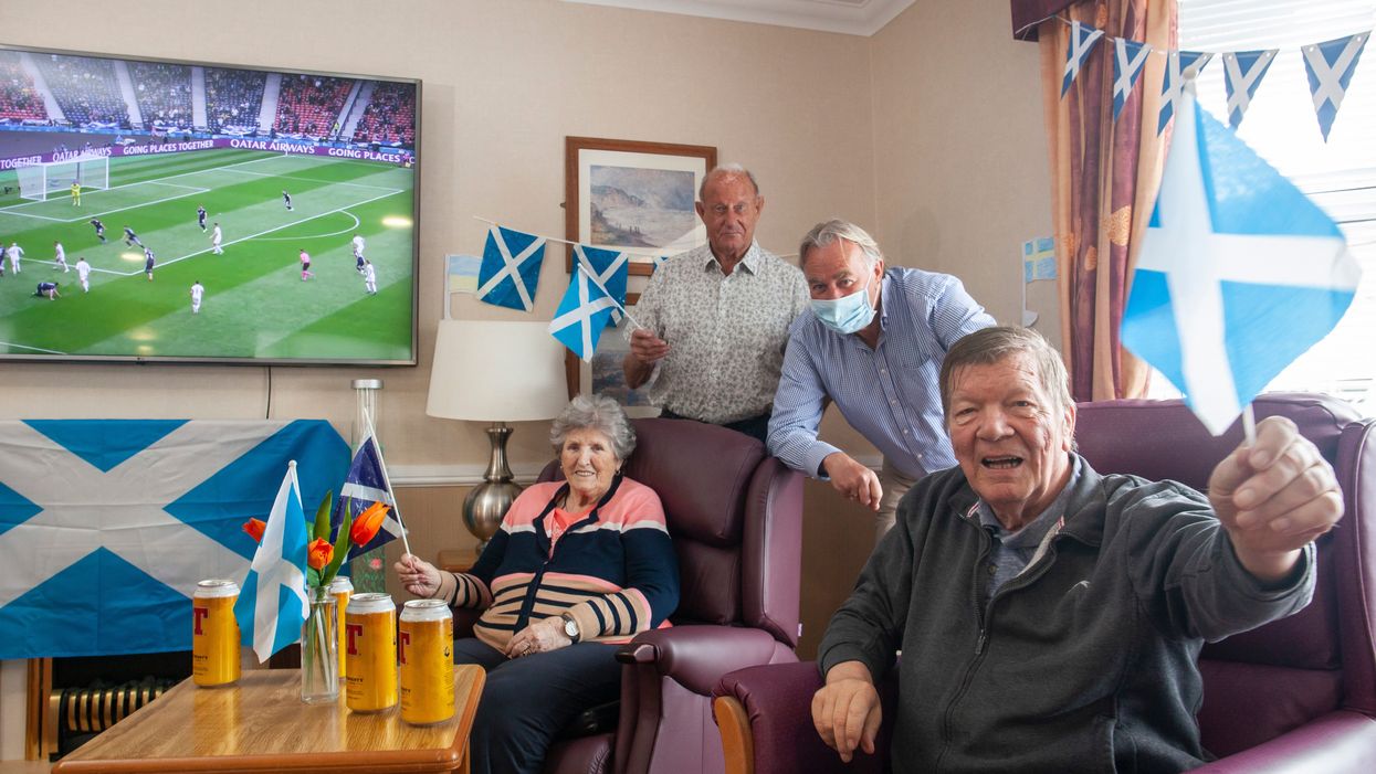 <p>Residents with Alan Rough</p>