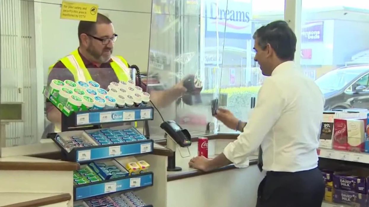 Rishi Sunak struggles to use contactless payment in awkward clip