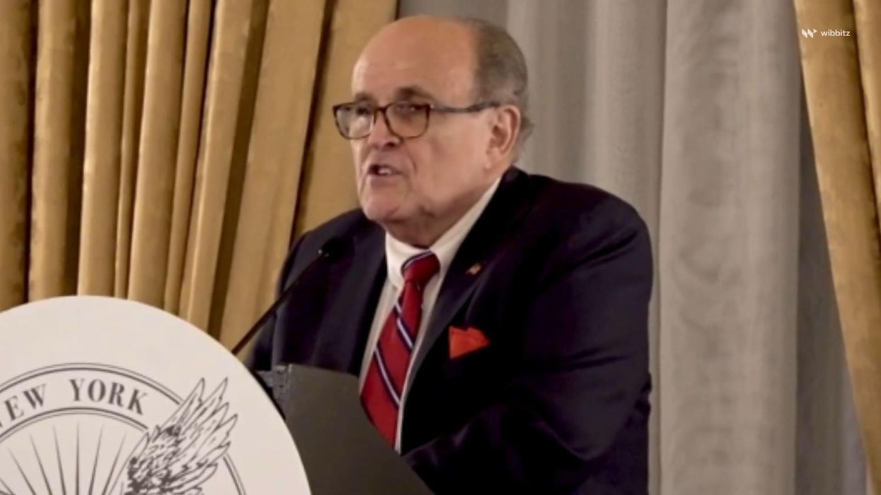 19 of the funniest jokes about Rudy Giuliani selling sandals on Twitter