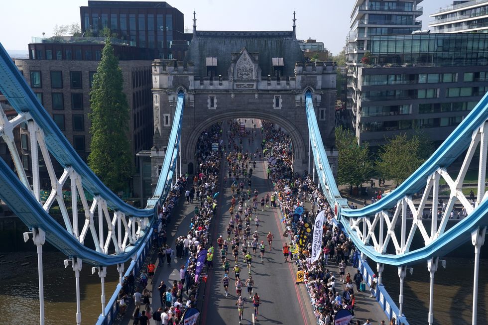 Tens of thousands set off on London Marathon