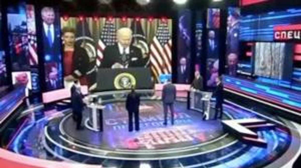 Russian State TV host panics after accidentally airing 'Glory to Ukraine' video