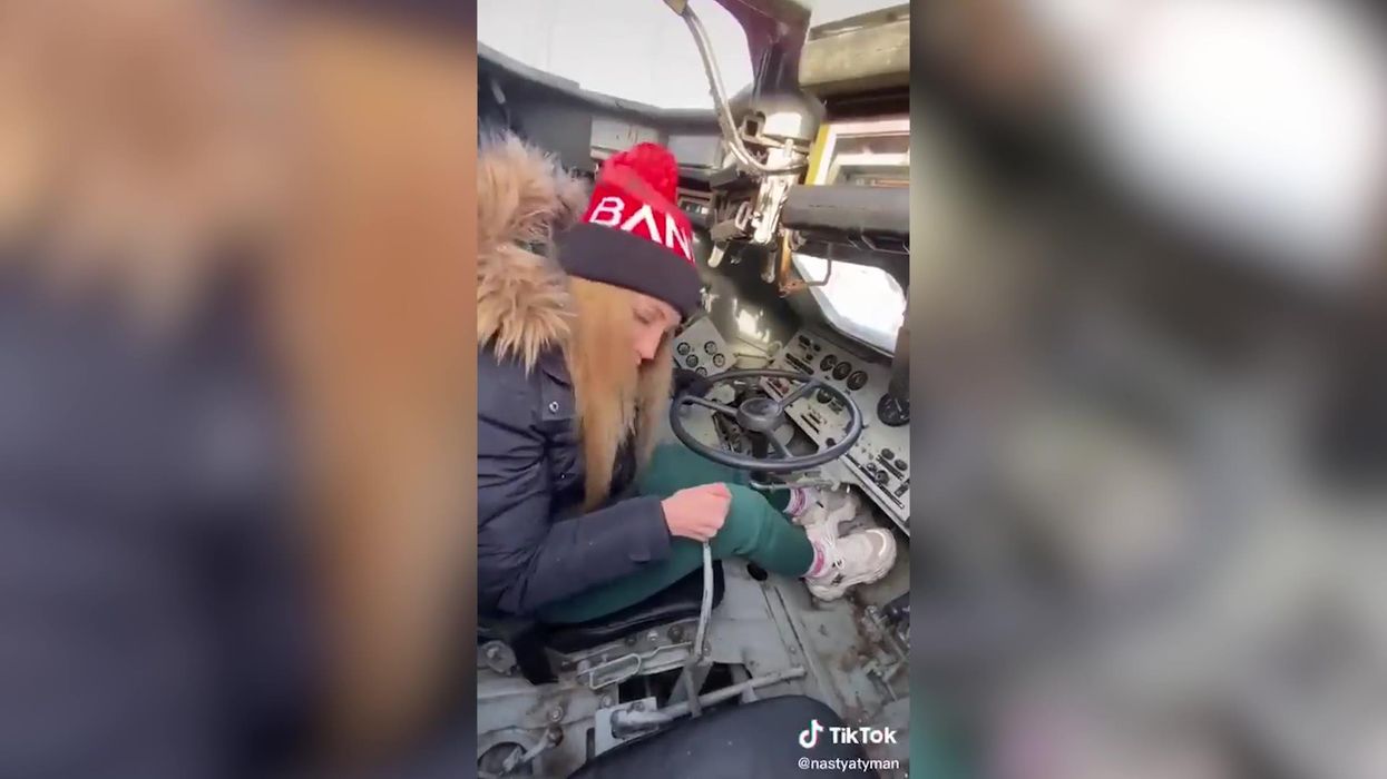 Does this viral video show a Ukrainian woman teaching people how to drive Russian tanks?